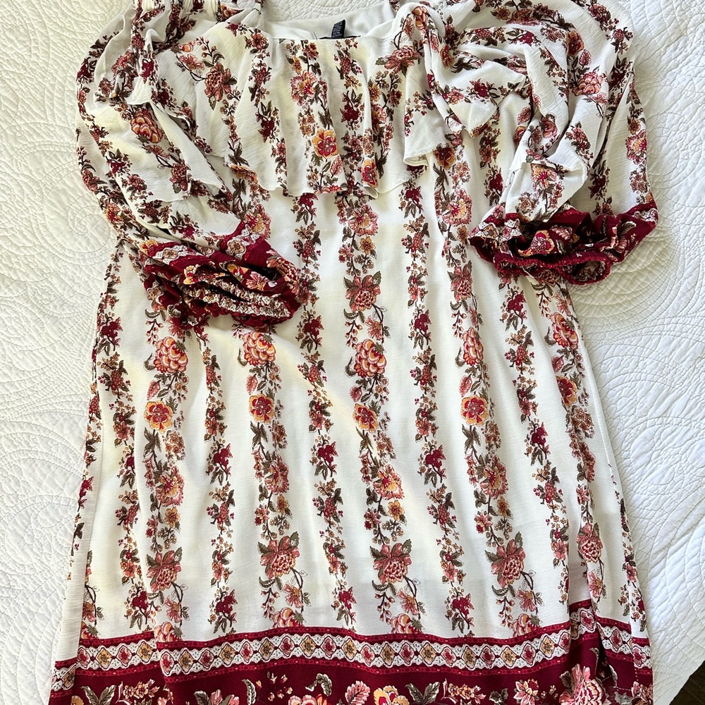 Jones New York off shoulder dress w ruffled collar. Cream and burgundy
